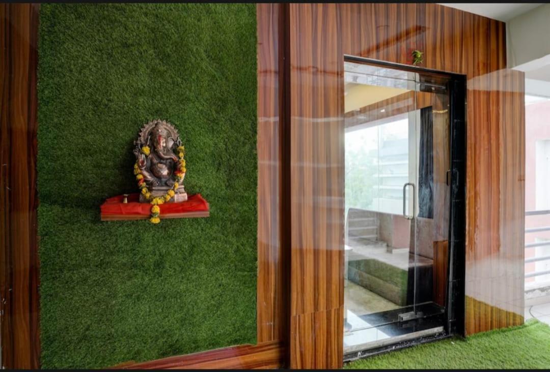 Hotel Shubham Inn Thaltej Ахмедабад Екстериор снимка